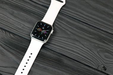 KYIV, UKRAINE - 4 Mayıs 2023: Apple Watch serisi 5, siyah arkaplan üzerine yakın plan