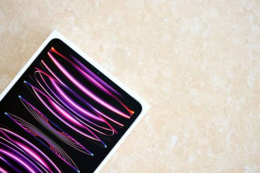 KYIV, UKRAINE - 4 Mayıs 2023: M2 işlemci çekirdeğinde 12.9 inç çapraz görüntü çözünürlüğü ile Apple ipad 2022
