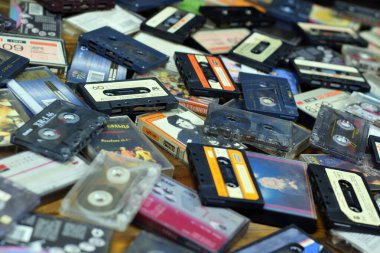 KYIV, UKRAINE - 4 Mayıs 2023: üst üste yığılmış ses kasetleri. 1980 'lerden kalma Retro ses deposu