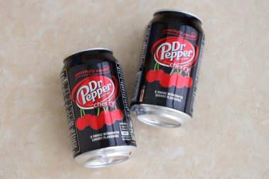 KYIV, UKRAINE - 4 Mayıs 2023: Dr Pepper vişne suyu siyah kutuları kapatın