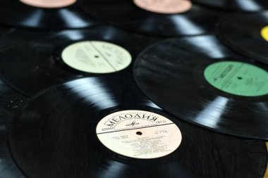 KYIV, UKRAINE - 4 Mayıs 2023: 1950-1970 yılları arasında plastikten plaklar. Kullanılmış gramofon kayıtları üzerine eski Sovyet şarkıları