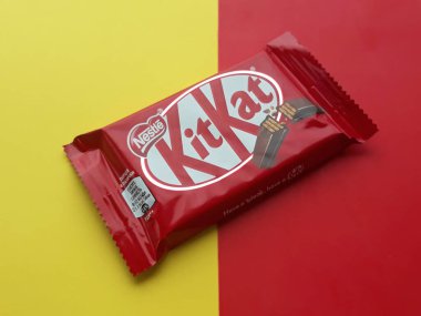 KHARKIV, UKRAINE - HAZİRAN 2, 2021 Parlak arkaplan üzerine Nestle çikolata kaplı gofret