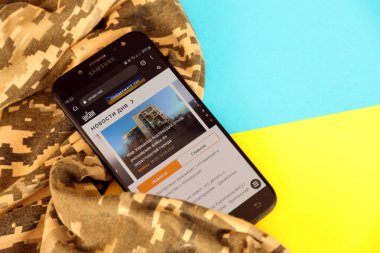 KYIV, UKRAINE - 4 Mayıs 2023: Ukrayna bayrağı ve kamuflaj kumaşı ile Ukrayna Ukrayna haber portalı