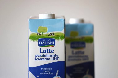 KYIV, UKRAINE - 4 Mayıs 2023: Pascoli Italiani paket latte tetra sütü