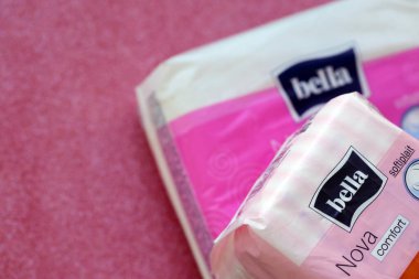 KYIV, UKRAINE - 4 Mayıs 2023 Bella adet pedleri. Pembe dizaynlı pedlerin marka paketi.