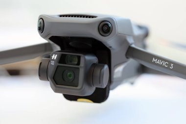 KYIV, UKRAINE - 4 Mayıs 2023: Yeni DJI Mavic 3 hafif arka planda daha fazla dörtlü dron uçur