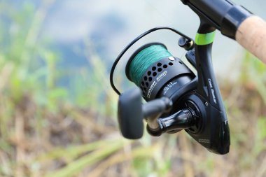 KYIV, UKRAINE - 4 Mayıs 2023 Flagman markasının balıkçılık ekipmanları. Flagman şirketi, Avrupa balıkçılık piyasasının koşulsuz liderlerinden biri.