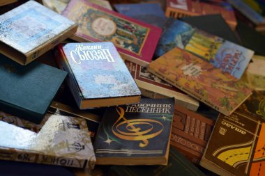 KYIV, UKRAINE - 4 Mayıs 2023: Çok sayıda eski Rus kitabı yakın çekimde