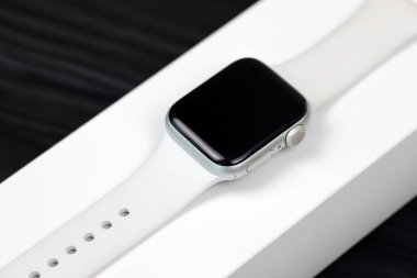 KYIV, UKRAINE - 4 Mayıs 2023: Apple Watch serisi 5, siyah arkaplan üzerine yakın plan