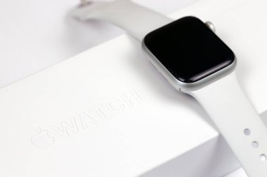 KYIV, UKRAINE - 4 Mayıs 2023: Apple Watch serisi 5 beyaz arka planda yakın plan