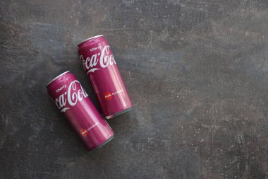 KYIV, UKRAINE - 4 Mayıs 2023: Coca Cola meşrubatları vişne aromalı teneke kutular