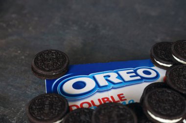 KYIV, UKRAINE - 4 Mayıs 2023: Koyu arka planda kremalı Oreo duble kremalı sandviç kurabiyeleri