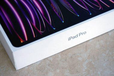 KYIV, UKRAINE - 4 Mayıs 2023: M2 işlemci çekirdeğinde 12.9 inç çapraz görüntü çözünürlüğü ile Apple ipad 2022