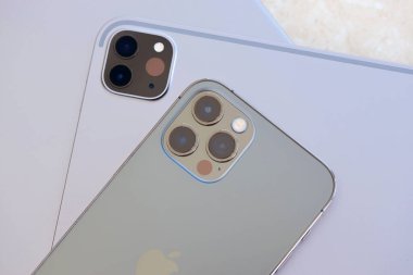 KYIV, UKRAINE - 4 Mayıs 2023: Apple marka cihazlar iPhone ve ipad Macbook gövdesinde yatıyor