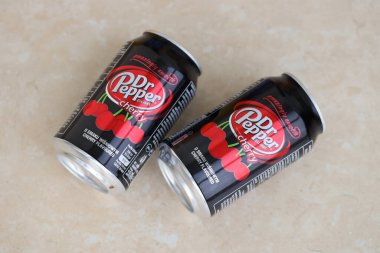 KYIV, UKRAINE - 4 Mayıs 2023: Dr Pepper vişne suyu siyah kutuları kapatın