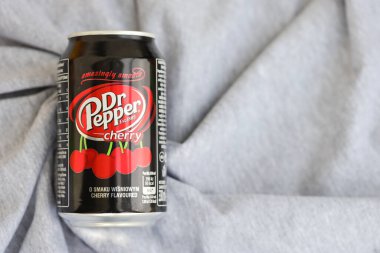 KYIV, UKRAINE - 4 Mayıs 2023: Dr Pepper vişne suyu siyah kutuları kapatın