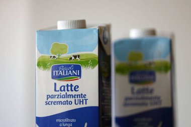 KYIV, UKRAINE - 4 Mayıs 2023: Pascoli Italiani paket latte tetra sütü