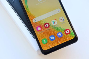 KYIV, UKRAINE - 4 Mayıs 2023: Samsung Galaxy A04 Android akıllı telefonu 6.5 inç PLS LCD paneline sahiptir.
