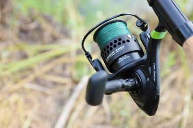KYIV, UKRAINE - 4 Mayıs 2023 Flagman markasının balıkçılık ekipmanları. Flagman şirketi, Avrupa balıkçılık piyasasının koşulsuz liderlerinden biri.