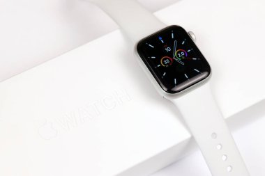 KYIV, UKRAINE - 4 Mayıs 2023: Apple Watch serisi 5 beyaz arka planda yakın plan