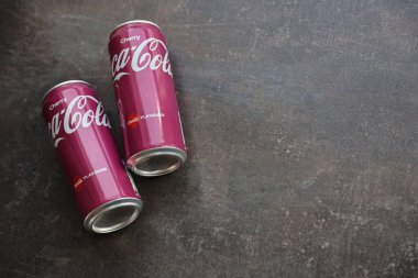 KYIV, UKRAINE - 4 Mayıs 2023: Coca Cola meşrubatları vişne aromalı teneke kutular