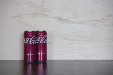 KYIV, UKRAINE - 4 Mayıs 2023: Coca Cola meşrubatları vişne aromalı teneke kutular