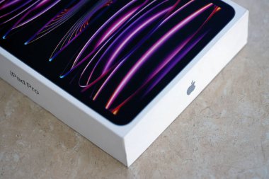 KYIV, UKRAINE - 4 Mayıs 2023: M2 işlemci çekirdeğinde 12.9 inç çapraz görüntü çözünürlüğü ile Apple ipad 2022
