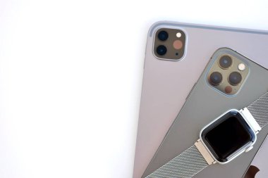 KYIV, UKRAINE - 4 Mayıs 2023: Apple marka cihazlar iphone, ipad with apple watch on macbook body close up
