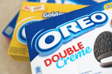 KYIV, UKRAINE - 4 Mayıs 2023: Oreo duble krema, çilekli cheesecake ve kremalı altın sandviçli kurabiyeler