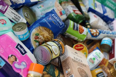 KYIV, UKRAINE - 4 Mayıs 2023: Avrupa 'dan Ukraynalı mültecilere insani yardım gıda ve ürünleri yığını