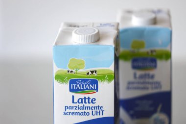 KYIV, UKRAINE - 4 Mayıs 2023: Pascoli Italiani paket latte tetra sütü