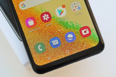 KYIV, UKRAINE - 4 Mayıs 2023: Samsung Galaxy A04 Android akıllı telefonu 6.5 inç PLS LCD paneline sahiptir.
