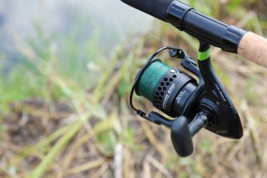 KYIV, UKRAINE - 4 Mayıs 2023 Flagman markasının balıkçılık ekipmanları. Flagman şirketi, Avrupa balıkçılık piyasasının koşulsuz liderlerinden biri.