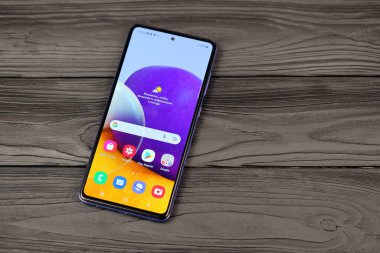 KYIV, UKRAINE - 4 Mayıs 2023: Samsung Galaxy A72 Android akıllı telefonu büyük ekran paneli ve tip-c portu
