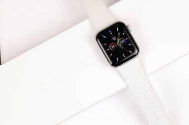 KYIV, UKRAINE - 4 Mayıs 2023: Apple Watch serisi 5 beyaz arka planda yakın plan