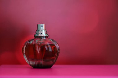 KYIV, UKRAINE - 4 Mayıs 2023: Dior 'un bir şişe Zehirli Kız parfümü, 1946' da kurulan çok uluslu Fransız moda evi.