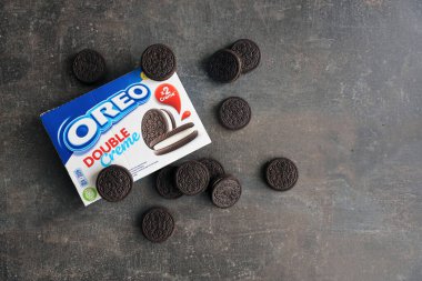 KYIV, UKRAINE - 4 Mayıs 2023: Koyu arka planda kremalı Oreo duble kremalı sandviç kurabiyeleri