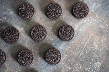 KYIV, UKRAINE - 4 Mayıs 2023: Koyu arka planda kremalı Oreo duble kremalı sandviç kurabiyeleri