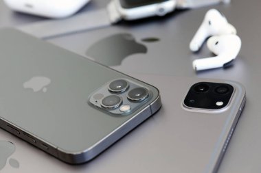 KYIV, UKRAINE - 4 Mayıs 2023: Apple marka cihazlar iPhone, ipad ve elmalı hava podları Macbook gövdesinde uzanıyor
