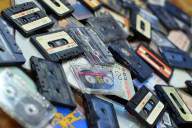 KYIV, UKRAINE - 4 Mayıs 2023: üst üste yığılmış ses kasetleri. 1980 'lerden kalma Retro ses deposu