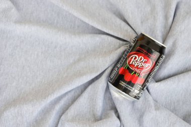 KYIV, UKRAINE - 4 Mayıs 2023: Dr Pepper vişne suyu siyah kutuları kapatın