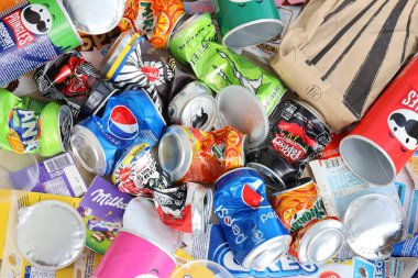 KYIV, UKRAINE - 4 Mayıs 2023: Ünlü markalı yiyecek ve içecek üretiminde kullanılan büyük paket ve boş tek kullanımlık paketler ve fincanlar