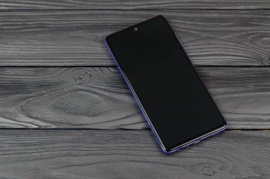 KYIV, UKRAINE - 4 Mayıs 2023: Samsung Galaxy A72 Android akıllı telefonu büyük ekran paneli ve tip-c portu