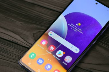 KYIV, UKRAINE - 4 Mayıs 2023: Samsung Galaxy A72 Android akıllı telefonu büyük ekran paneli ve tip-c portu