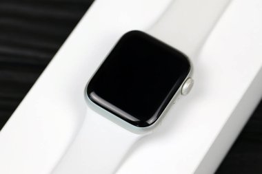 KYIV, UKRAINE - 4 Mayıs 2023: Apple Watch serisi 5, siyah arkaplan üzerine yakın plan