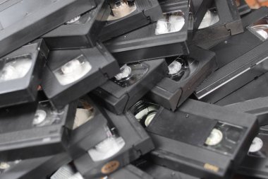 KYIV, UKRAINE - 4 Mayıs 2023: renkli arka plan, VHS, kaset. Bir yığın VHS kaseti. Video Ev Sistemi teyp kasetleri