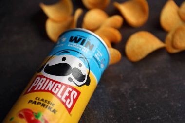 KYIV, UKRAINE - 4 Mayıs 2023: Nadir bulunan klasik paprika aromalı Pringles tüpü