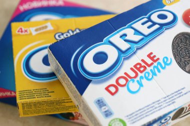 KYIV, UKRAINE - 4 Mayıs 2023: Oreo duble krema, çilekli cheesecake ve kremalı altın sandviçli kurabiyeler
