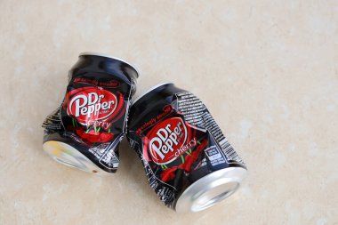 KYIV, UKRAINE - 4 Mayıs 2023: Dr Pepper vişne suyu siyah kutuları kapatın