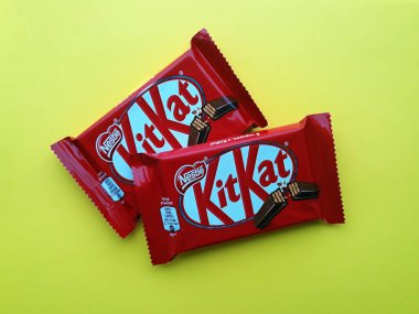 KHARKIV, UKRAINE - HAZİRAN 2, 2021 Parlak arkaplan üzerine Nestle çikolata kaplı gofret